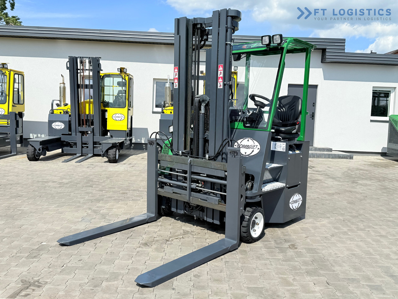 COMBILIFT CB2500 / DIESEL / EXTENDABLE FORKS / TRIPLEX / 5500MM / FREE LIFT / SIDE SHIFT / FORK POSITIONER / LIKE NEW - 4-way reach truck: picture 2 COMBILIFT CB2500 / DIESEL / EXTENDABLE FORKS / TRIPLEX / 5500MM / FREE LIFT / SIDE SHIFT / FORK POSITIONER / LIKE NEW - 4-way reach truck: picture 2