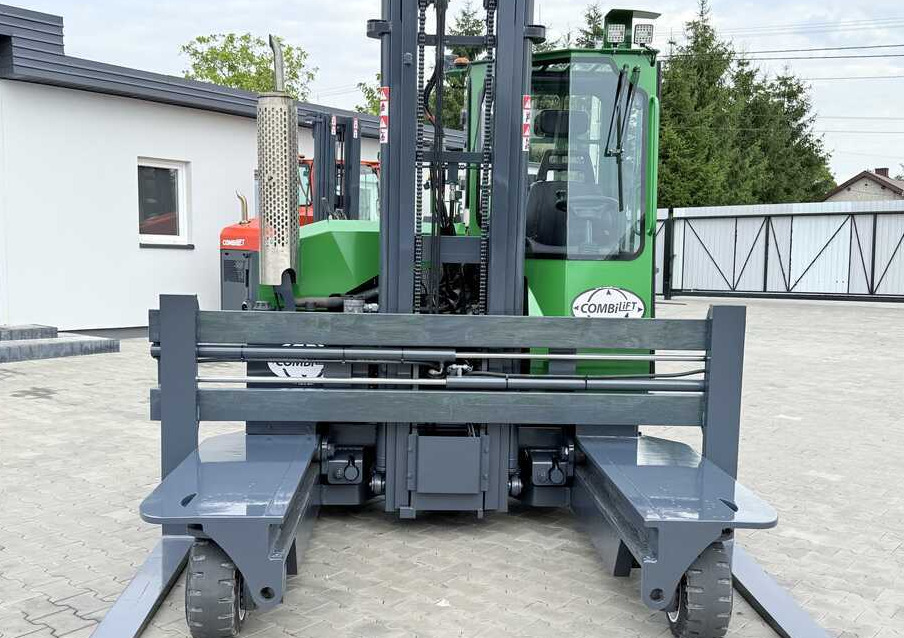 Combilift C3000 / DIESEL / DUPLEX 4000MM / WIDE FORK POSITIONER / FULL CABIN - 4-way reach truck: picture 4 Combilift C3000 / DIESEL / DUPLEX 4000MM / WIDE FORK POSITIONER / FULL CABIN - 4-way reach truck: picture 4