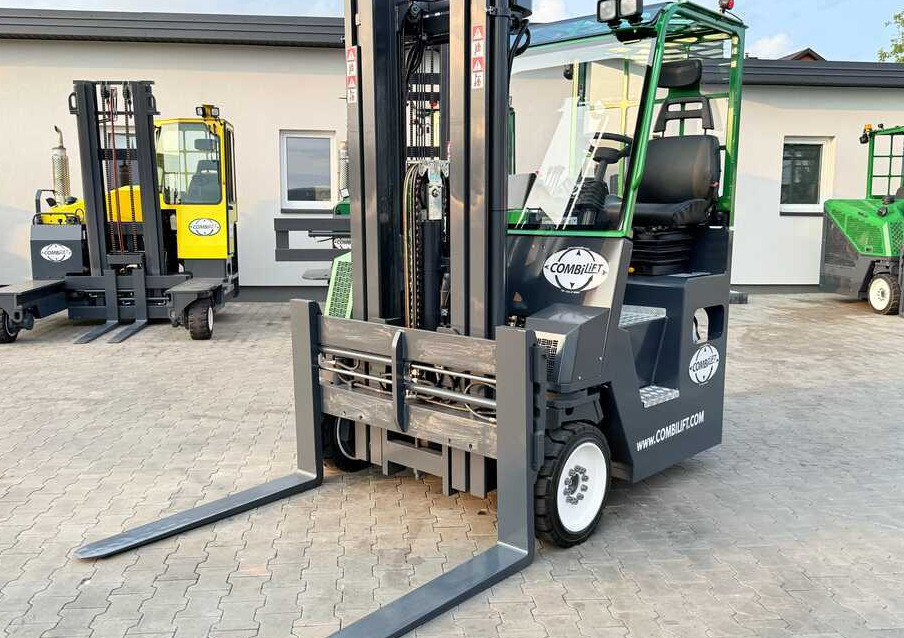 Combilift C4000CB / TRIPLEX - 5200MM / LPG / FREE LIFT / FORK POSITIONER / FORK SIDESHIFT / HEIGHT 2450MM / LIKE NEW - 4-way reach truck: picture 1 Combilift C4000CB / TRIPLEX - 5200MM / LPG / FREE LIFT / FORK POSITIONER / FORK SIDESHIFT / HEIGHT 2450MM / LIKE NEW - 4-way reach truck: picture 1