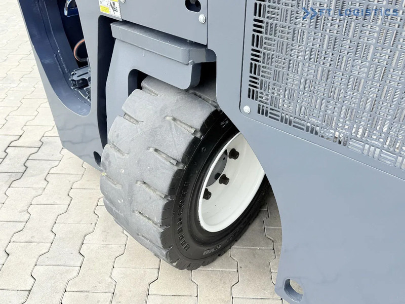 4-way reach truck Combilift CB4000 / GAS / TRIPLEX 5200MM / FREE LIFT / FORK POSITIONER / SIDE SHIFT / EXCELLENT CONDITION / Wide range of four-way and side: picture 8 4-way reach truck Combilift CB4000 / GAS / TRIPLEX 5200MM / FREE LIFT / FORK POSITIONER / SIDE SHIFT / EXCELLENT CONDITION / Wide range of four-way and side: picture 8