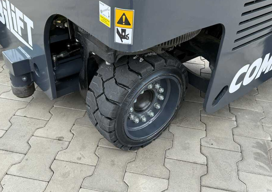 Combilift MR / ELECTRIC / TRIPLEX – 6000MM / FULL FREE LIFT / WIDE POSITIONER / FORK SIDESHIFT / ONLY 1400 HOURS / LIKE NEW - 4-way reach truck: picture 5 Combilift MR / ELECTRIC / TRIPLEX – 6000MM / FULL FREE LIFT / WIDE POSITIONER / FORK SIDESHIFT / ONLY 1400 HOURS / LIKE NEW - 4-way reach truck: picture 5