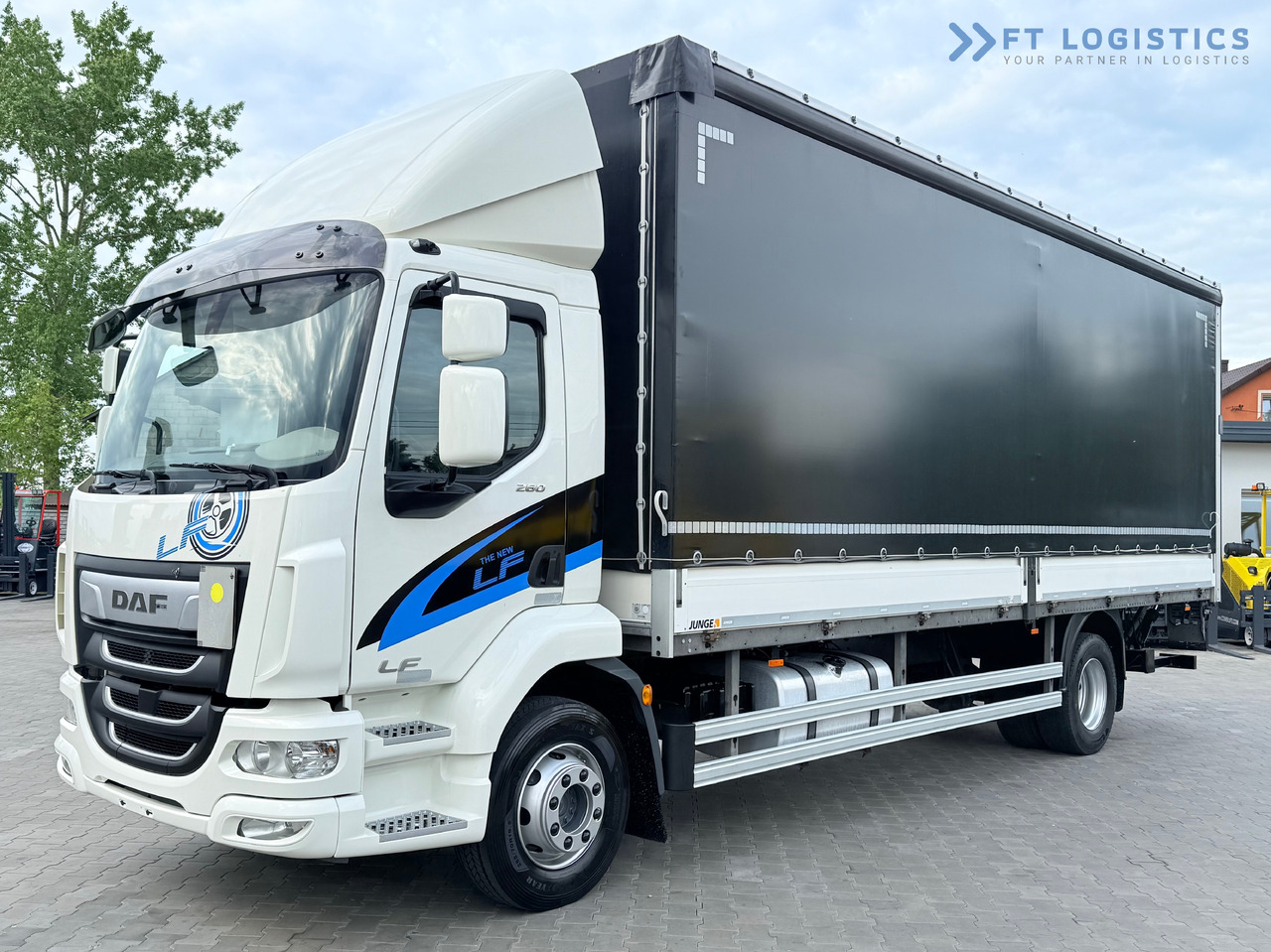 DAF LF 260 FA / AUTOMATIC / 9,255 kg PAYLOAD / 4x2 / 18 PALLETS / TAIL LIFT / SIDE BOARDS / EXCELLENT CONDITION! - Curtainsider truck: picture 1 DAF LF 260 FA / AUTOMATIC / 9,255 kg PAYLOAD / 4x2 / 18 PALLETS / TAIL LIFT / SIDE BOARDS / EXCELLENT CONDITION! - Curtainsider truck: picture 1
