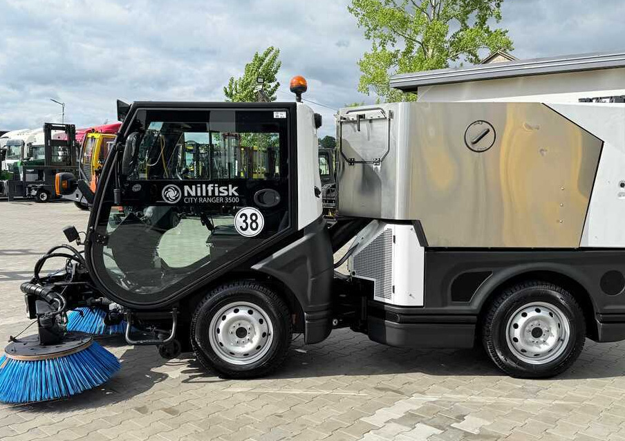 Nilfisk Nilfisk City Ranger 3500 – Articulated Municipal Sweeper | Year 2017 | On - Road sweeper: picture 2 Nilfisk Nilfisk City Ranger 3500 – Articulated Municipal Sweeper | Year 2017 | On - Road sweeper: picture 2