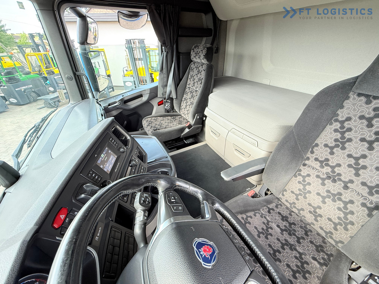 SCANIA R500 / STANDARD / RETARDER / 6X AIR SUSPENSION / PARKING AIR CONDITIONING / INTERAXLE COVERS / 2X BED / FRIDGE / RETARDER / LIKE NEW - Tractor unit: picture 2 SCANIA R500 / STANDARD / RETARDER / 6X AIR SUSPENSION / PARKING AIR CONDITIONING / INTERAXLE COVERS / 2X BED / FRIDGE / RETARDER / LIKE NEW - Tractor unit: picture 2