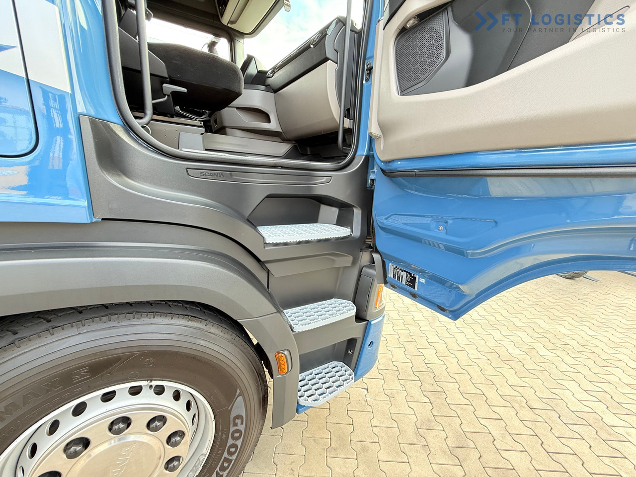 SCANIA R500 / STANDARD / RETARDER / 6X AIR SUSPENSION / PARKING AIR CONDITIONING / INTERAXLE COVERS / 2X BED / FRIDGE / RETARDER / LIKE NEW - Tractor unit: picture 3 SCANIA R500 / STANDARD / RETARDER / 6X AIR SUSPENSION / PARKING AIR CONDITIONING / INTERAXLE COVERS / 2X BED / FRIDGE / RETARDER / LIKE NEW - Tractor unit: picture 3