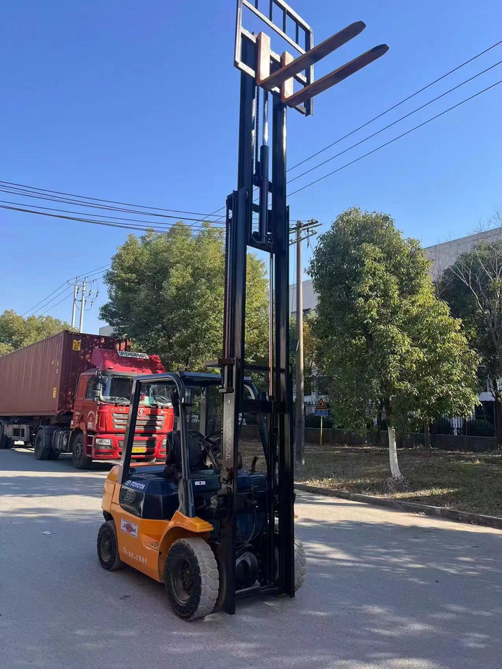 TOYOTA 3 tons 2 stages - Diesel forklift: picture 3 TOYOTA 3 tons 2 stages - Diesel forklift: picture 3