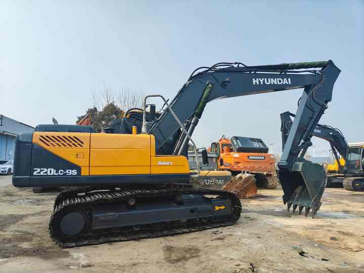 Second-hand Korean Hyundai 200LC-9S Excavator of Excellent Quality Is on Hot Sale at a Low Price - Excavator: picture 4 Second-hand Korean Hyundai 200LC-9S Excavator of Excellent Quality Is on Hot Sale at a Low Price - Excavator: picture 4
