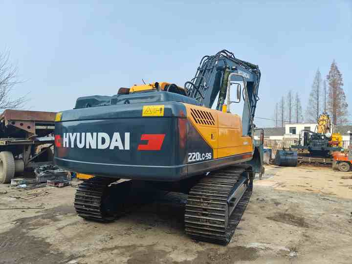 Second-hand Korean Hyundai 200LC-9S Excavator of Excellent Quality Is on Hot Sale at a Low Price - Excavator: picture 3 Second-hand Korean Hyundai 200LC-9S Excavator of Excellent Quality Is on Hot Sale at a Low Price - Excavator: picture 3