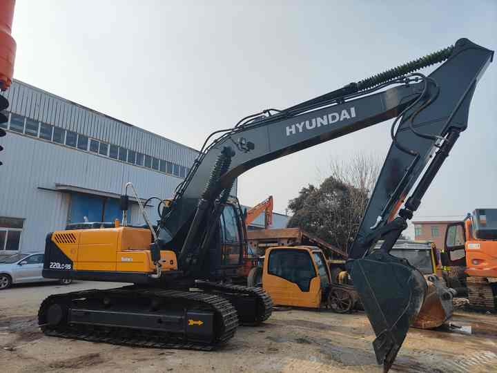 Second-hand Korean Hyundai 200LC-9S Excavator of Excellent Quality Is on Hot Sale at a Low Price - Excavator: picture 5 Second-hand Korean Hyundai 200LC-9S Excavator of Excellent Quality Is on Hot Sale at a Low Price - Excavator: picture 5