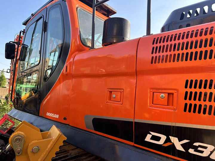 Used Digger DOOSAN DX300 Construction Machinery Construction Digger Used DOOSAN DX300 Cheap Excavator - Crawler excavator: picture 2 Used Digger DOOSAN DX300 Construction Machinery Construction Digger Used DOOSAN DX300 Cheap Excavator - Crawler excavator: picture 2