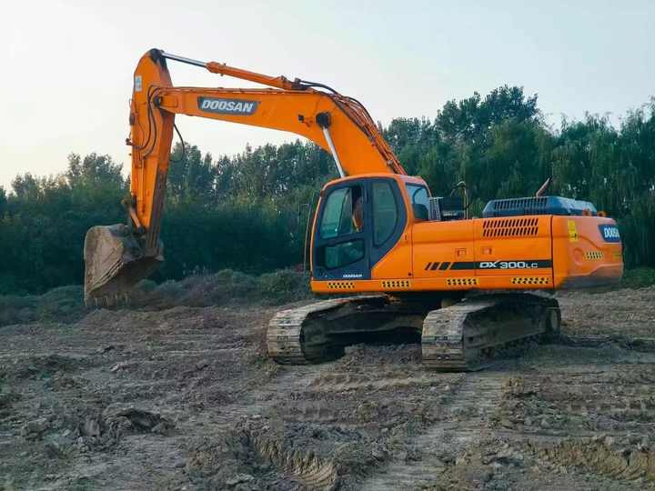 Used Doosan Dx300LC Model Excavator Second Hand Machine Popular Brand Korean Doosan Hydraulic Machinery - Excavator: picture 2 Used Doosan Dx300LC Model Excavator Second Hand Machine Popular Brand Korean Doosan Hydraulic Machinery - Excavator: picture 2