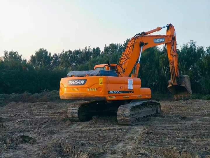 Used Doosan Dx300LC Model Excavator Second Hand Machine Popular Brand Korean Doosan Hydraulic Machinery - Excavator: picture 4 Used Doosan Dx300LC Model Excavator Second Hand Machine Popular Brand Korean Doosan Hydraulic Machinery - Excavator: picture 4