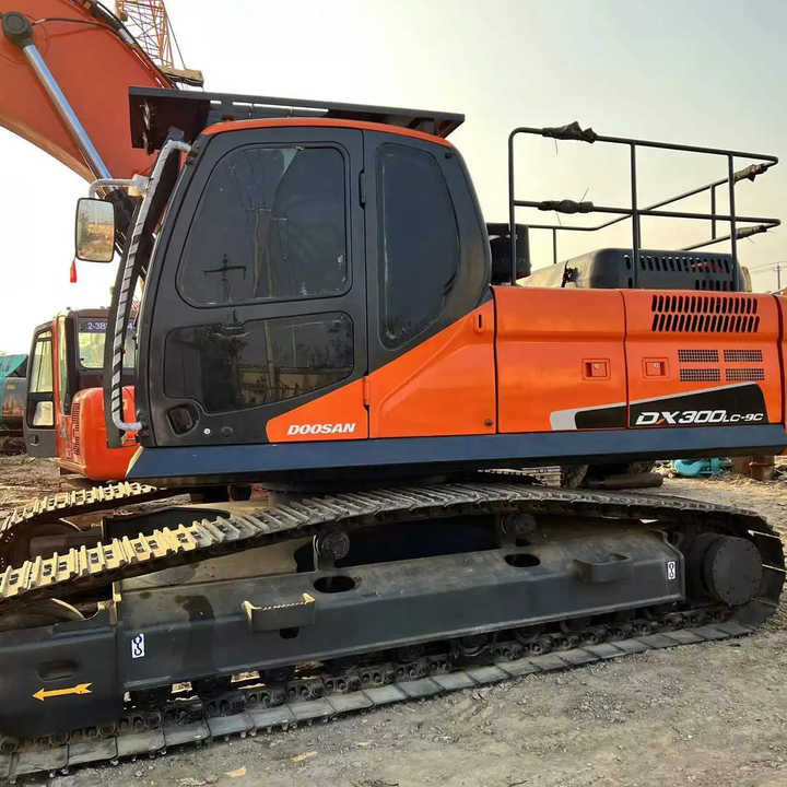Used Excavator Doosan DX300 Excavators Mini Equipment Moving Machinery Doosan Digger Excavator for Sale - Crawler excavator: picture 3 Used Excavator Doosan DX300 Excavators Mini Equipment Moving Machinery Doosan Digger Excavator for Sale - Crawler excavator: picture 3