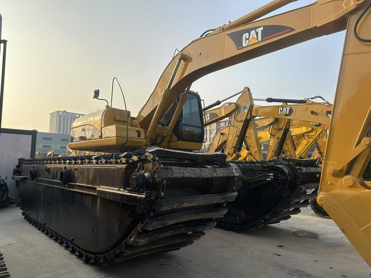 CATERPILLAR 320C - Amphibious excavator: picture 3 CATERPILLAR 320C - Amphibious excavator: picture 3