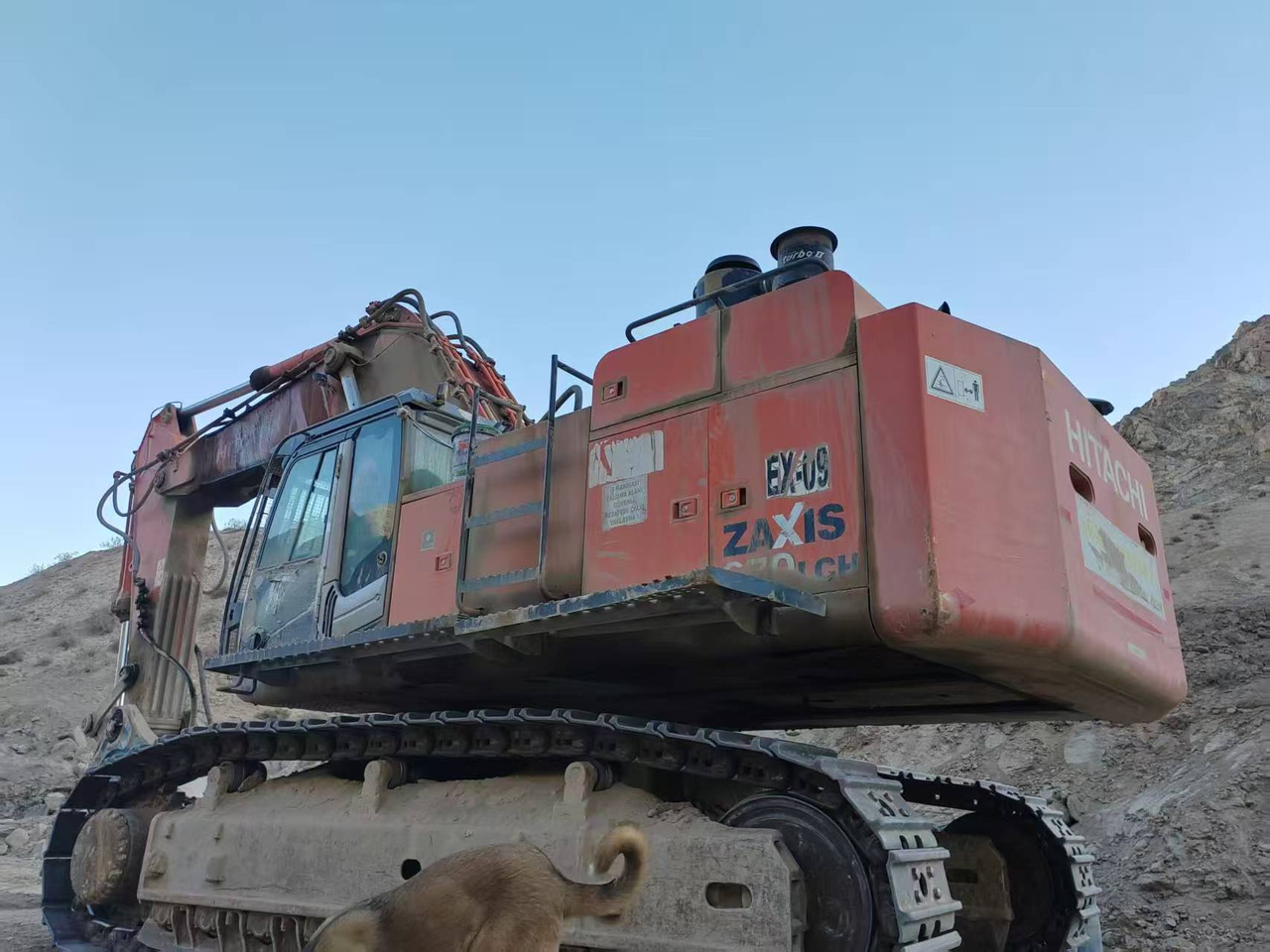 Hitachi ZX670-5G reach (Abu Dhabi) for sale, Crawler excavator