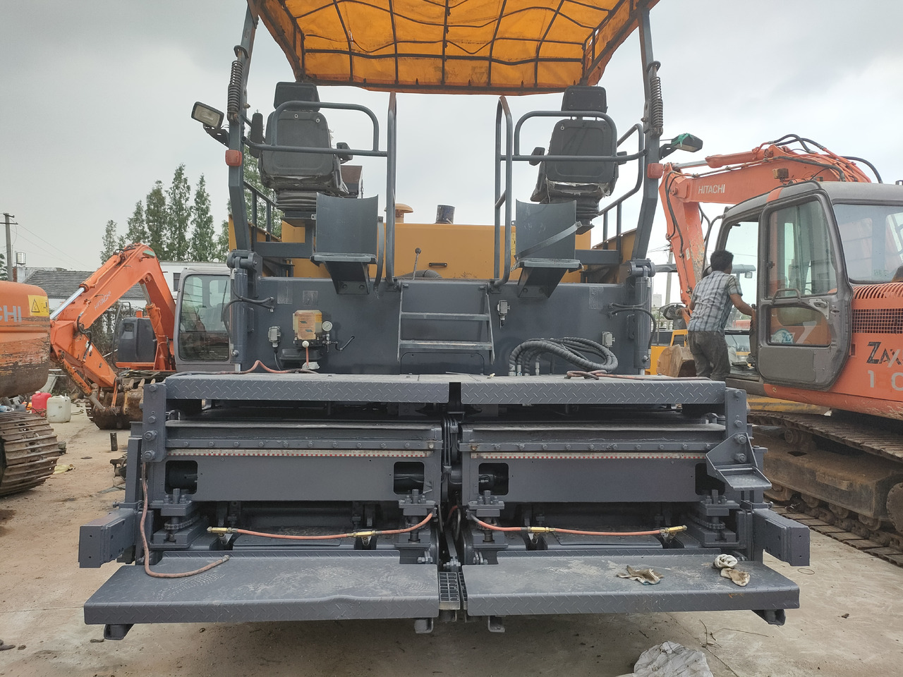 XCMG RP602L - Asphalt paver: picture 3 XCMG RP602L - Asphalt paver: picture 3