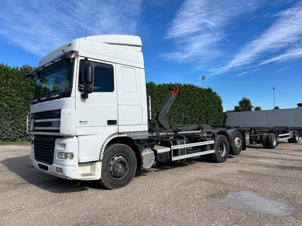DAF XF530 SCARRABILE - Hook lift truck: picture 1 DAF XF530 SCARRABILE - Hook lift truck: picture 1