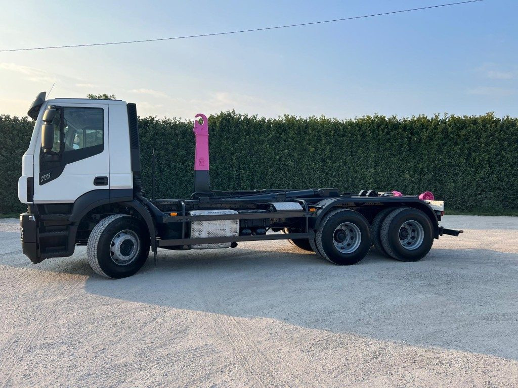 IVECO STRALIS 460 X-WAY USATO SCARRABILE 6X4 - Hook lift truck: picture 3 IVECO STRALIS 460 X-WAY USATO SCARRABILE 6X4 - Hook lift truck: picture 3