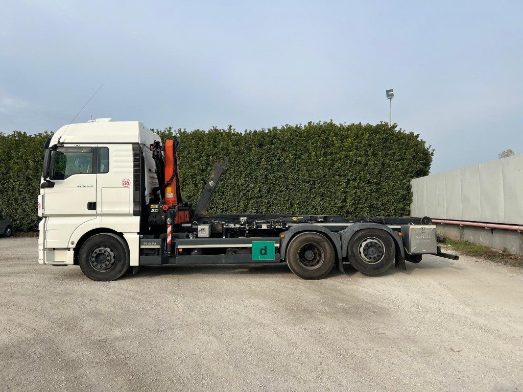 MAN TGX 26.480 SCARRABILE CON GRU DIETRO CABINA - Hook lift truck: picture 3 MAN TGX 26.480 SCARRABILE CON GRU DIETRO CABINA - Hook lift truck: picture 3