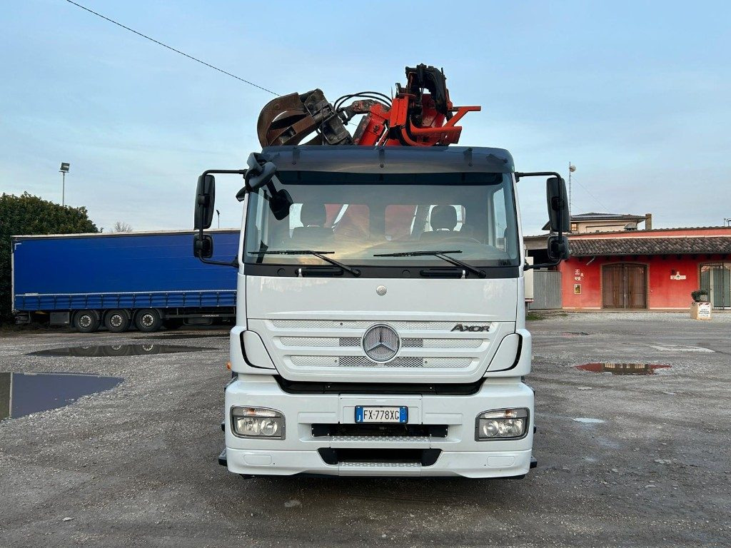 MERCEDES-BENZ MERCEDES AXOR 2533 SCARRABILE CON GRU E POLIPO - Hook lift truck: picture 1 MERCEDES-BENZ MERCEDES AXOR 2533 SCARRABILE CON GRU E POLIPO - Hook lift truck: picture 1