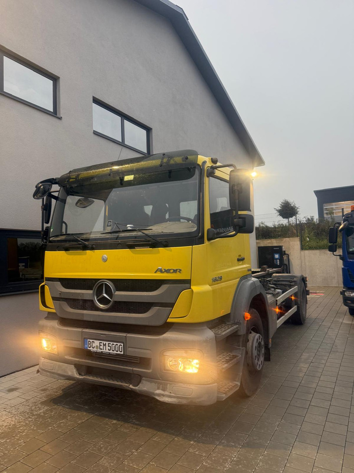 MERCEDES-BENZ AXOR 1829/ 18t Abroller TÜV/SP Neu - Hook lift truck: picture 1 MERCEDES-BENZ AXOR 1829/ 18t Abroller TÜV/SP Neu - Hook lift truck: picture 1