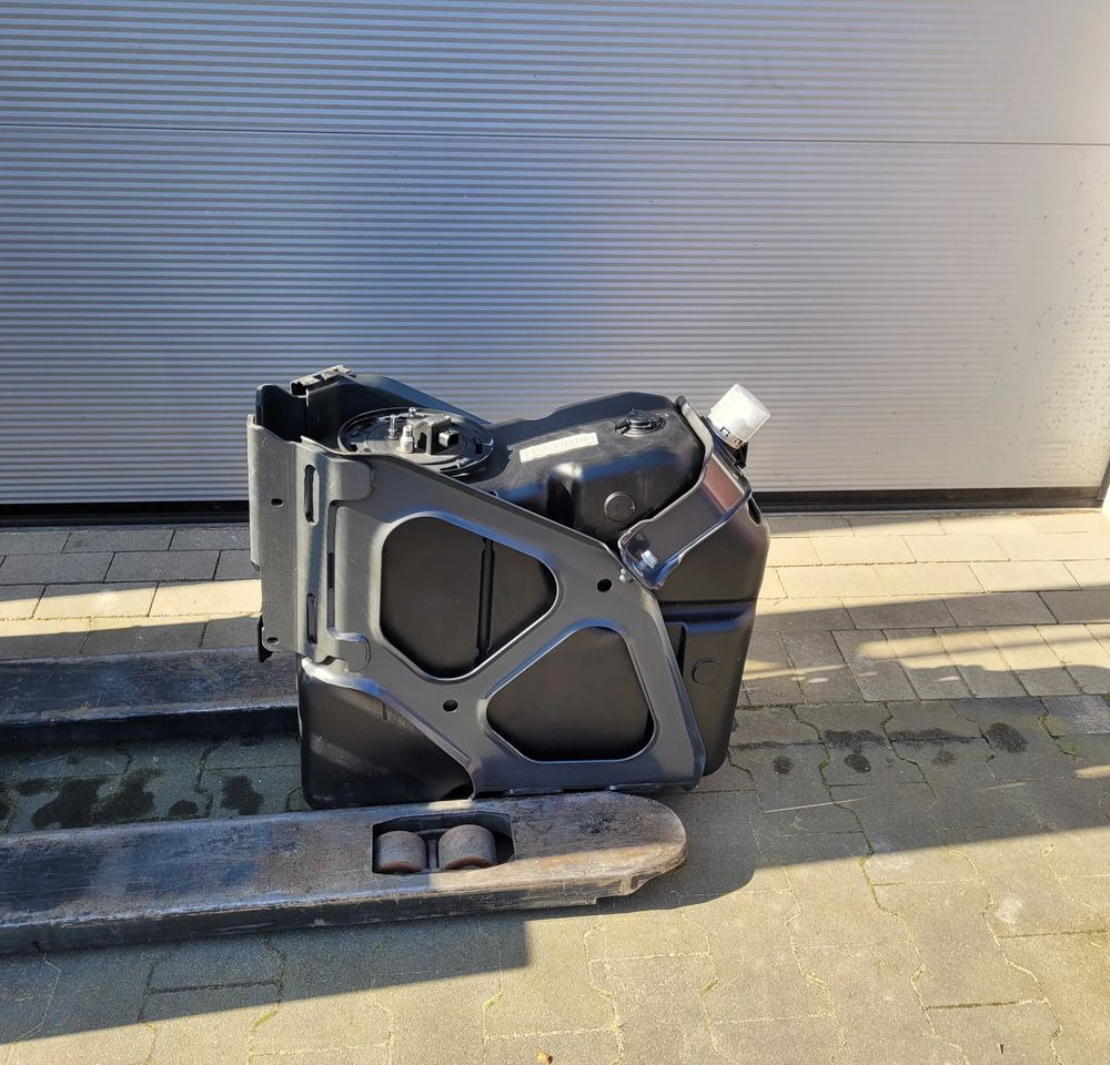 ZBIORNIK AB BLUE MERCRDES ACTROS MP4 MP5 ORYGINAŁ A9604705215/001 - AdBlue tank for Truck: picture 1 ZBIORNIK AB BLUE MERCRDES ACTROS MP4 MP5 ORYGINAŁ A9604705215/001 - AdBlue tank for Truck: picture 1