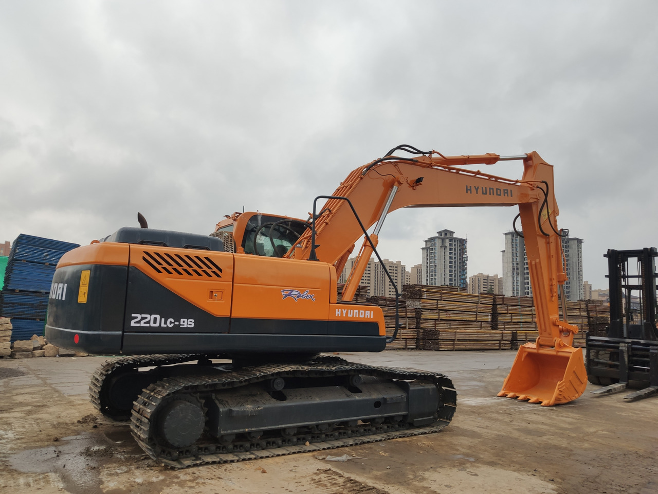 HYUNDAI Crawler Excavator R220-9S Click Here for Discount - Crawler excavator: picture 4 HYUNDAI Crawler Excavator R220-9S Click Here for Discount - Crawler excavator: picture 4