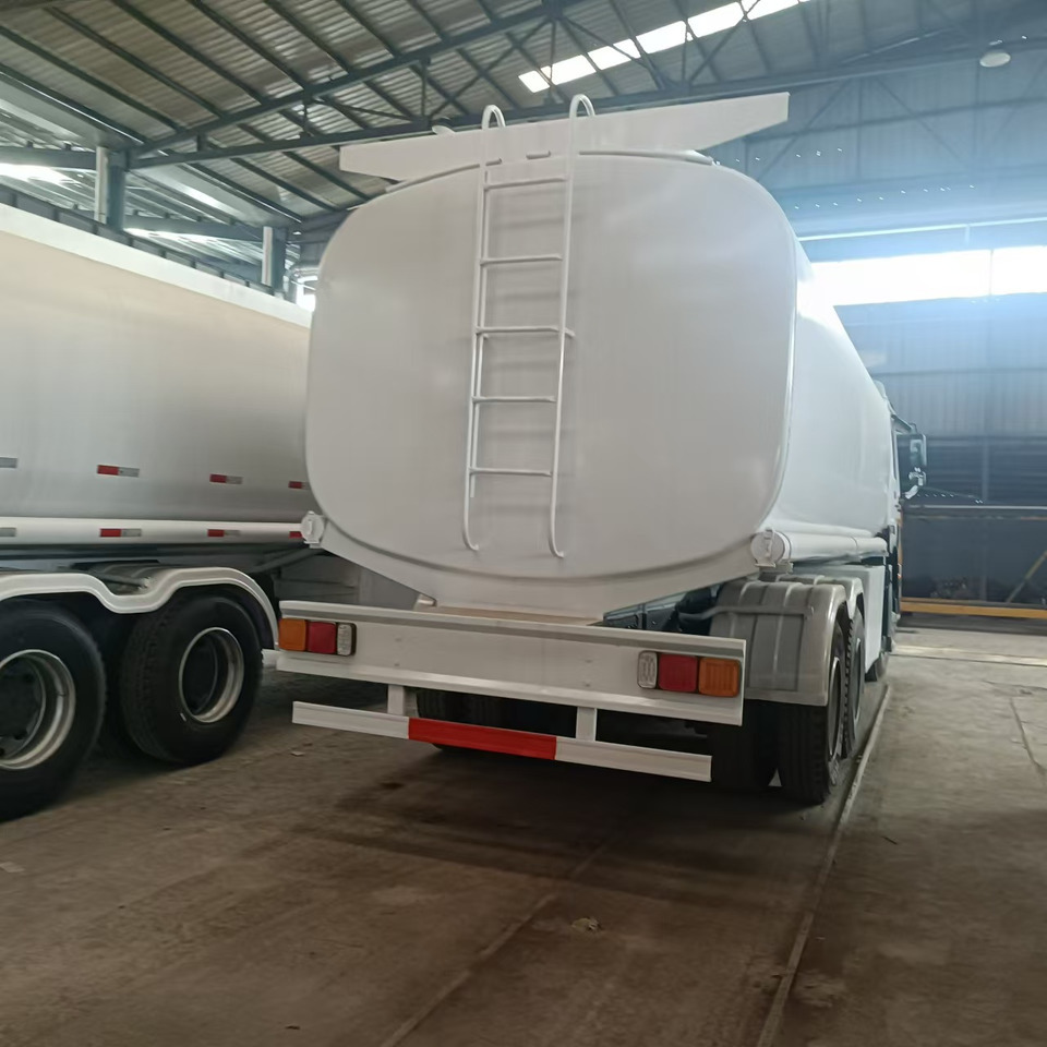 SINOTRUK Howo 371hp Fuel tanker - Tank truck: picture 5 SINOTRUK Howo 371hp Fuel tanker - Tank truck: picture 5