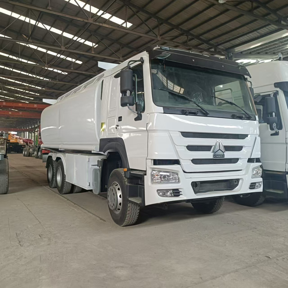 SINOTRUK Howo 371hp Fuel tanker - Tank truck: picture 1 SINOTRUK Howo 371hp Fuel tanker - Tank truck: picture 1