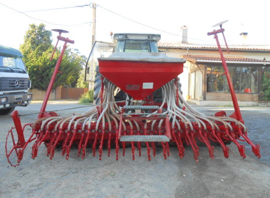 Kverneland DAS + Kverneland herse rotative - Combine seed drill: picture 2 Kverneland DAS + Kverneland herse rotative - Combine seed drill: picture 2