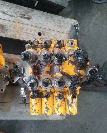 ROZDZIELACZ HYDRAULICZNY JCB 815 817 818 820 - Spare parts: picture 1 ROZDZIELACZ HYDRAULICZNY JCB 815 817 818 820 - Spare parts: picture 1