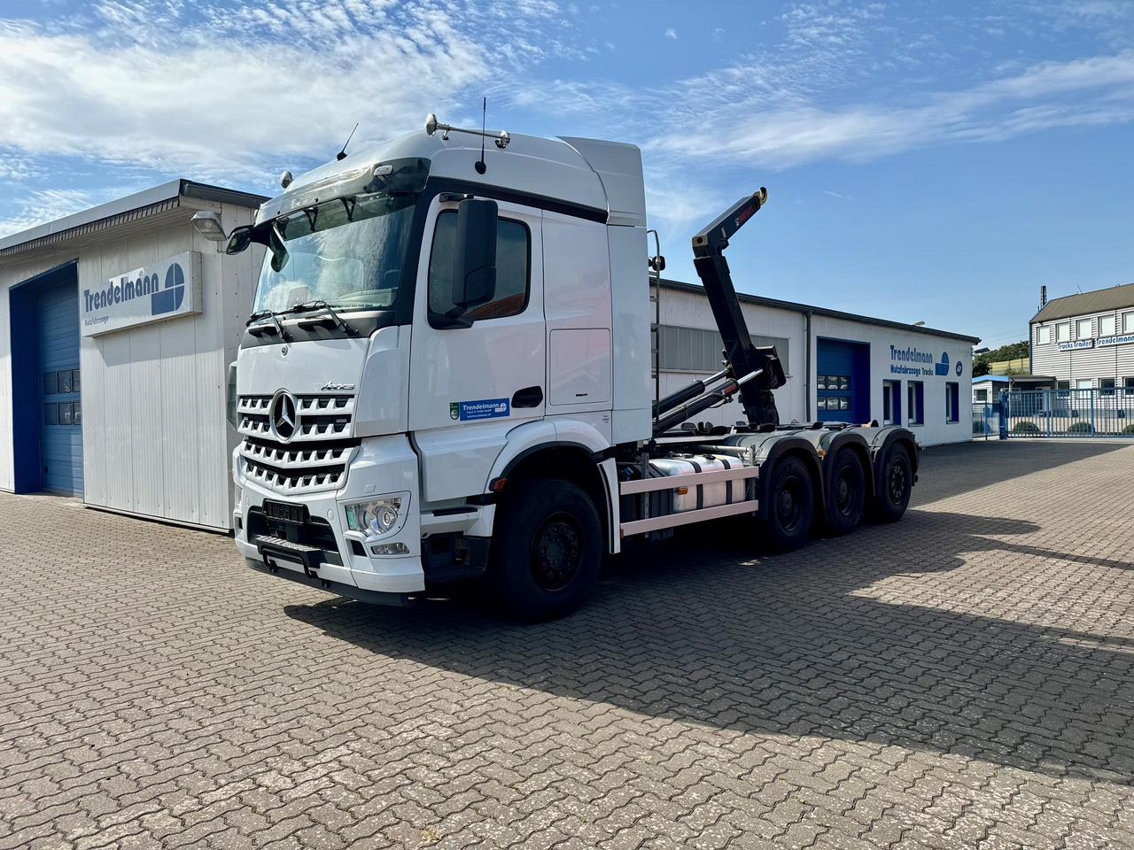 MERCEDES-BENZ Arocs 3553 4 Achsen Tridem - Hook lift truck: picture 1 MERCEDES-BENZ Arocs 3553 4 Achsen Tridem - Hook lift truck: picture 1