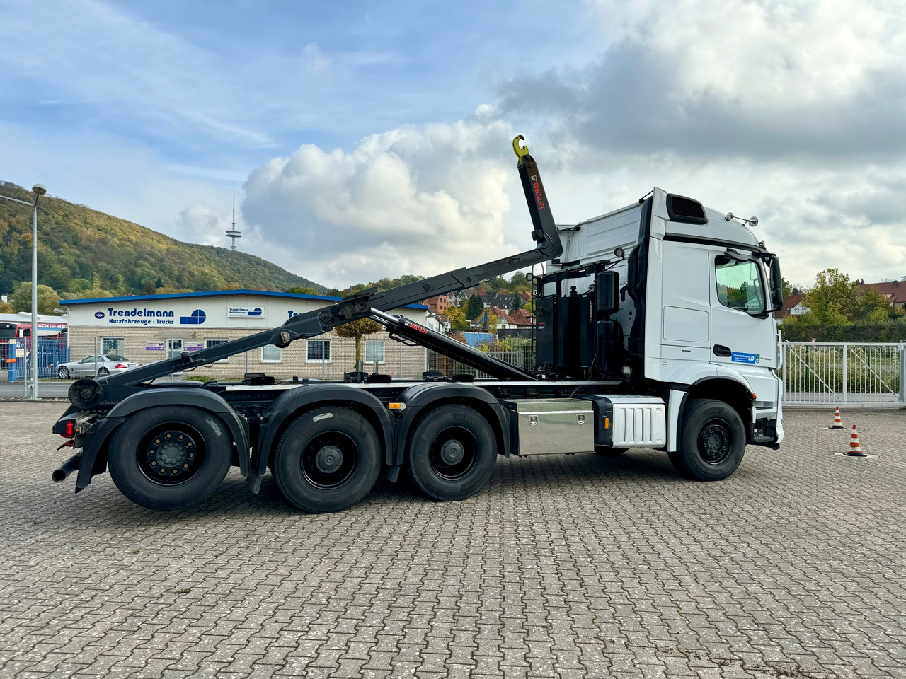 Mercedes-Benz Arocs MP5 3253 8x4 Tridem ARK HIAB 24 to - Hook lift truck: picture 3 Mercedes-Benz Arocs MP5 3253 8x4 Tridem ARK HIAB 24 to - Hook lift truck: picture 3