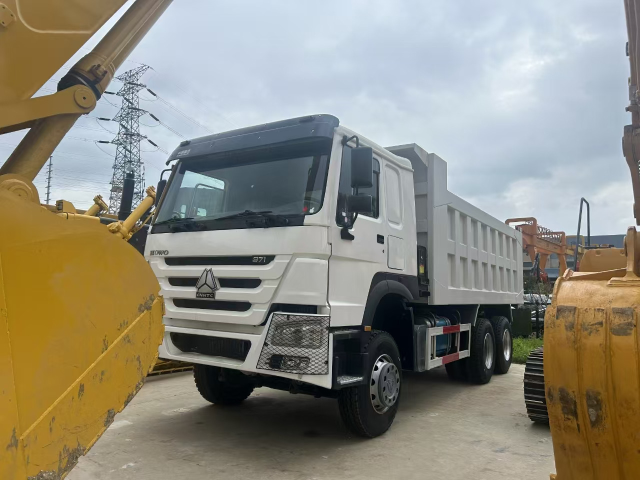 SINOTRUK howo 371 6x4 dump truck - Dumper: picture 4 SINOTRUK howo 371 6x4 dump truck - Dumper: picture 4
