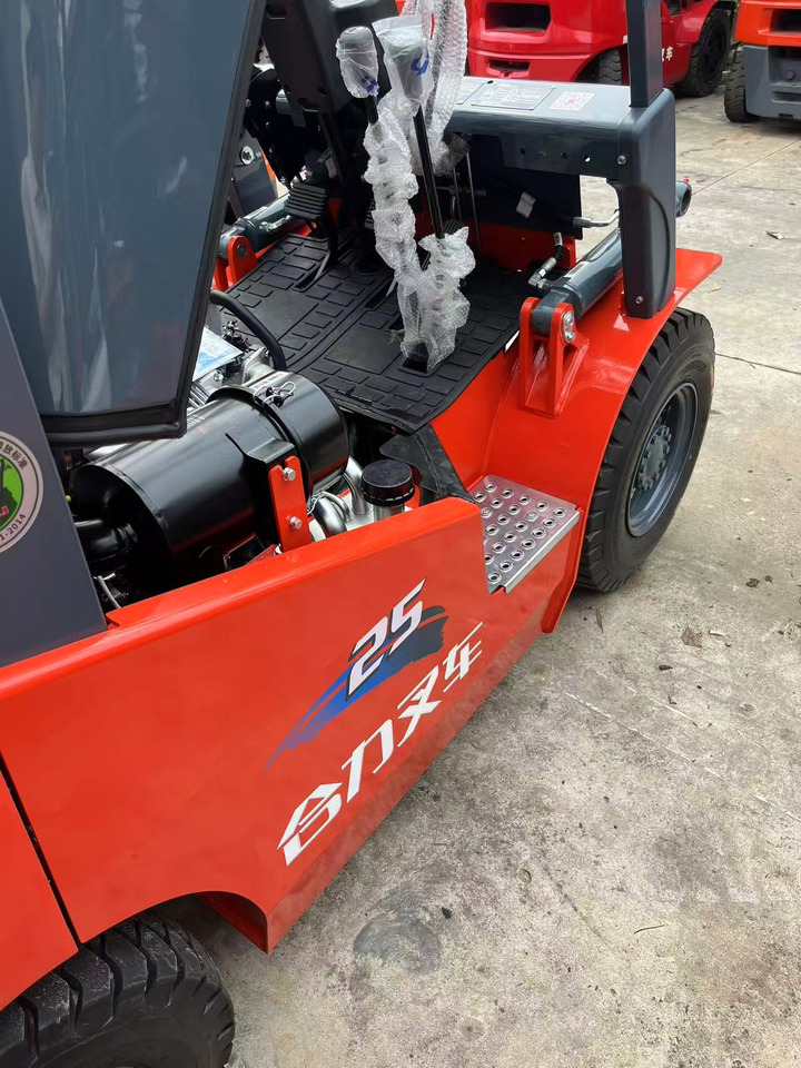 Heli brand new 2.5T diesel forklift famous China brand (Clamp available) - Diesel forklift: picture 2 Heli brand new 2.5T diesel forklift famous China brand (Clamp available) - Diesel forklift: picture 2