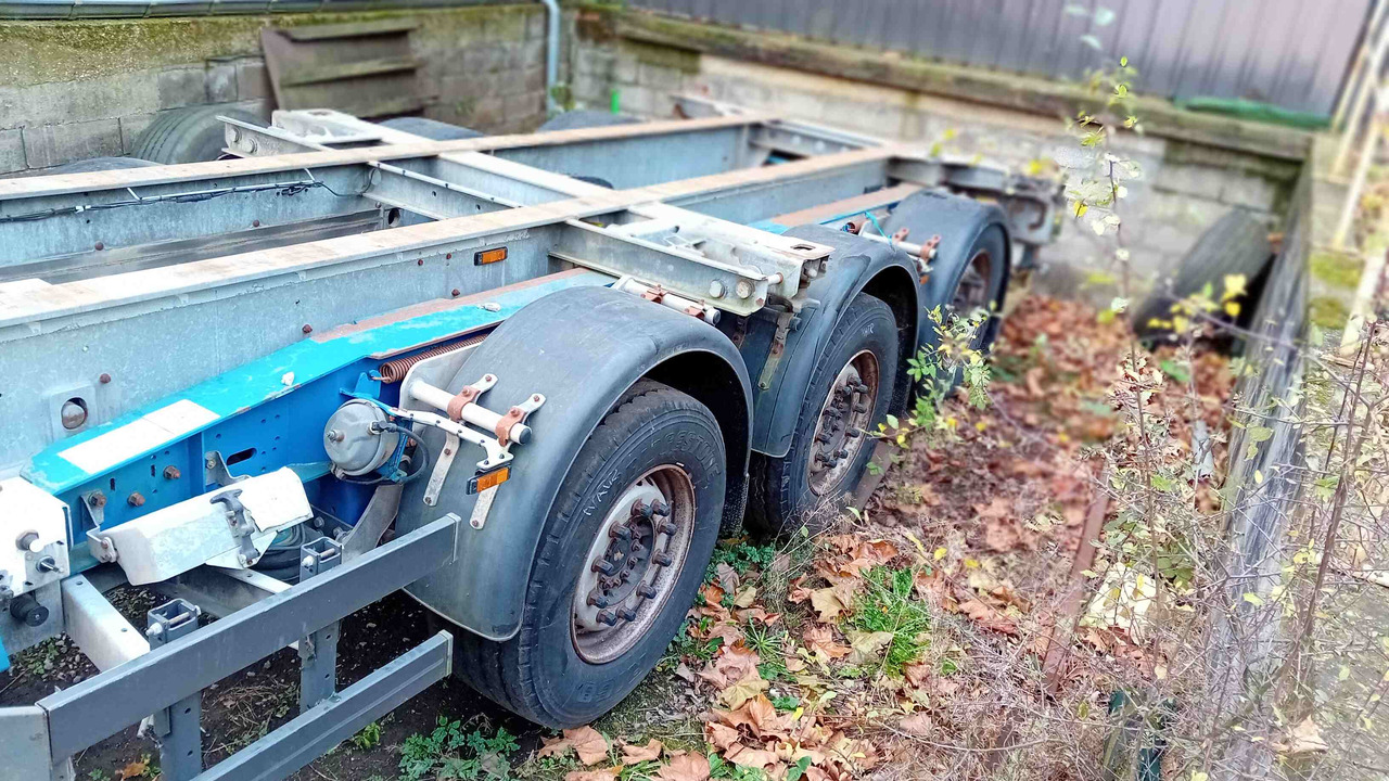 SCHMITZ CARGOBULL châssis porte-conteneur semi-remorque Os  - type SGF*3 - adaptable pour conteneur 20' et 40' - Container transporter/ Swap body semi-trailer: picture 3 SCHMITZ CARGOBULL châssis porte-conteneur semi-remorque Os  - type SGF*3 - adaptable pour conteneur 20' et 40' - Container transporter/ Swap body semi-trailer: picture 3