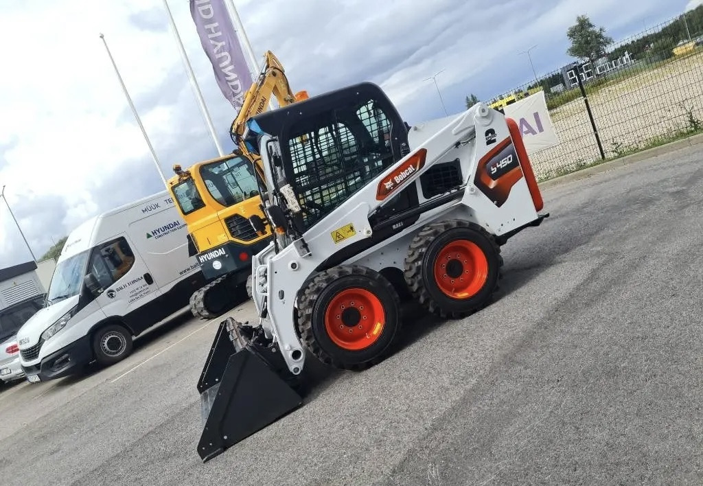 BOBCAT S450 - Skid steer loader: picture 1 BOBCAT S450 - Skid steer loader: picture 1