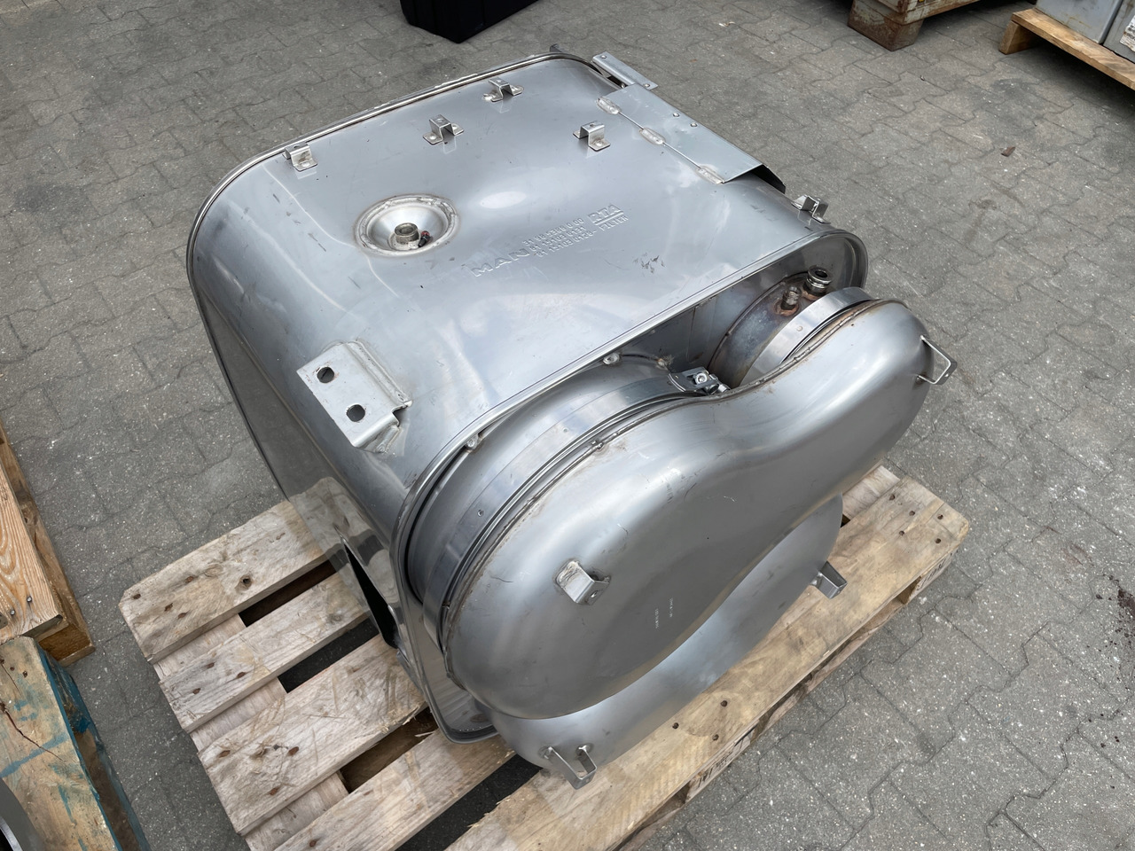 KATALIZATOR KOMPLETNY WYDECH MAN TGX TGS EURO 6 81151036131 - Catalytic converter for Truck: picture 1 KATALIZATOR KOMPLETNY WYDECH MAN TGX TGS EURO 6 81151036131 - Catalytic converter for Truck: picture 1