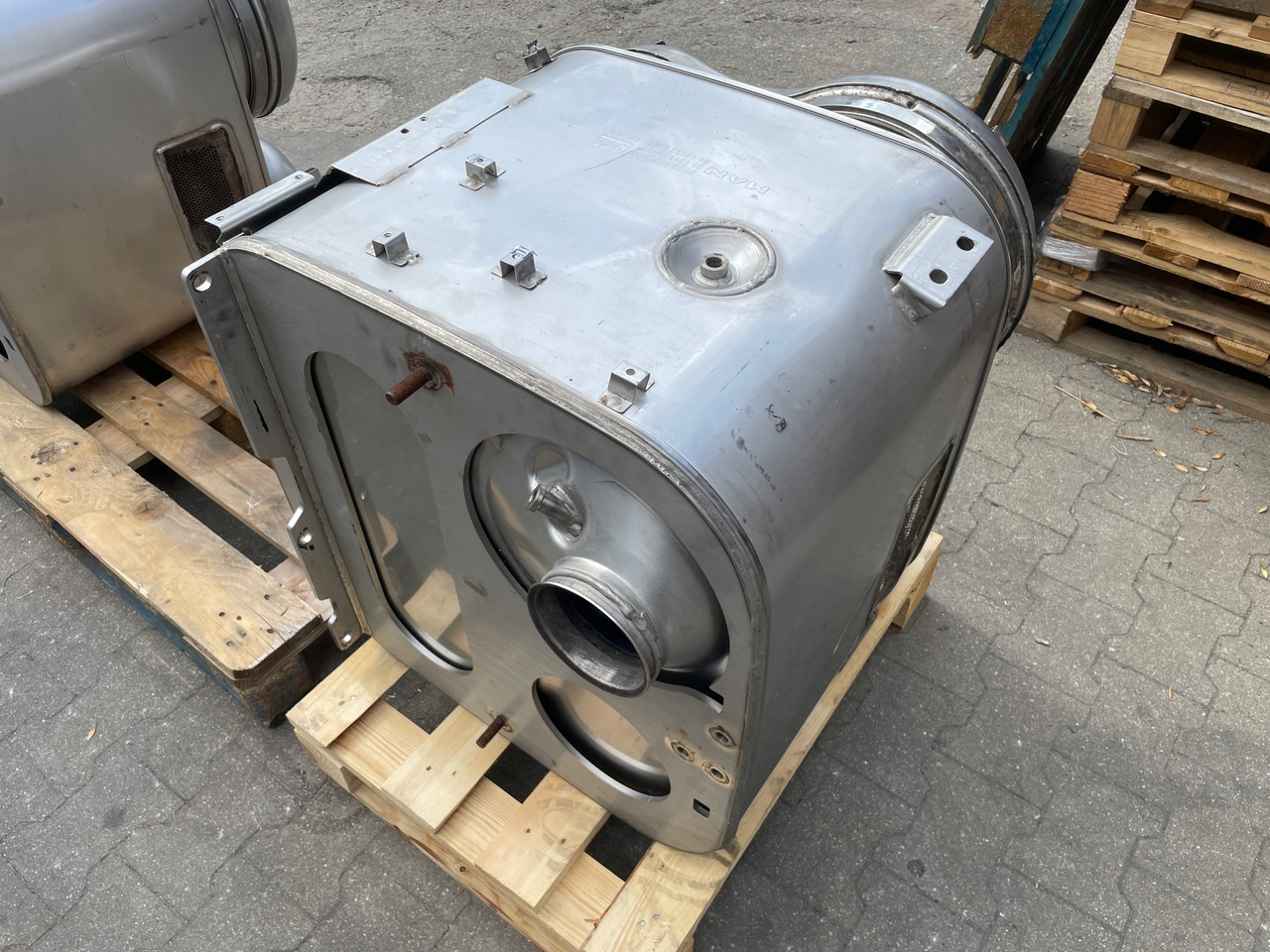 KATALIZATOR MAN TGX TGS EURO 6 DPF TŁUMIK WYDECH 81151036101 - Catalytic converter for Truck: picture 1 KATALIZATOR MAN TGX TGS EURO 6 DPF TŁUMIK WYDECH 81151036101 - Catalytic converter for Truck: picture 1