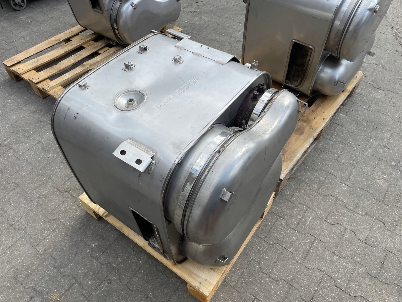 KATALIZATOR MAN TGX TGS EURO 6 DPF TŁUMIK WYDECH 81151036101 - Catalytic converter for Truck: picture 4 KATALIZATOR MAN TGX TGS EURO 6 DPF TŁUMIK WYDECH 81151036101 - Catalytic converter for Truck: picture 4