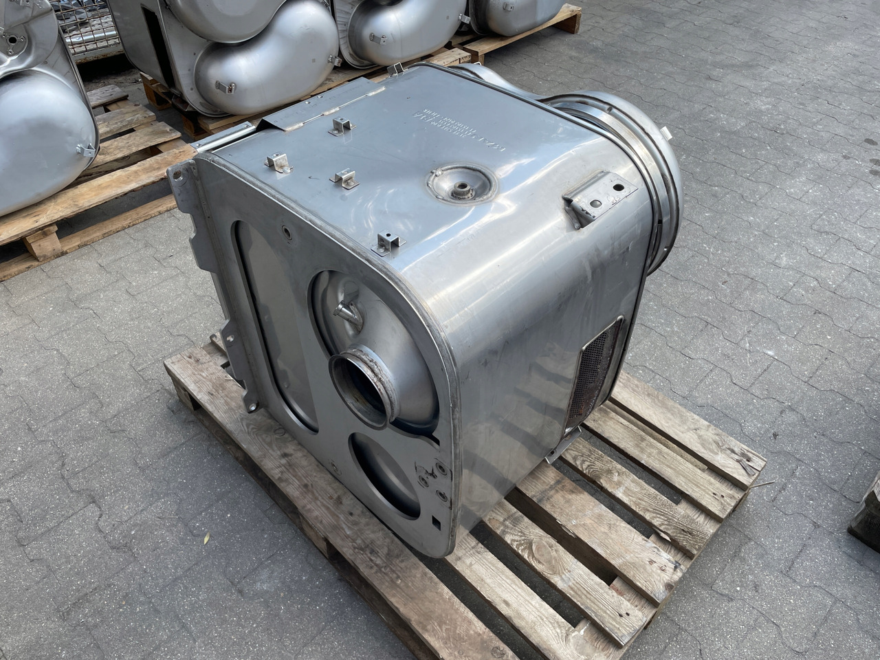 KATALIZATOR MAN TGX TGS EURO 6 DPF TŁUMIK WYDECH 81151036131 - Catalytic converter for Truck: picture 4 KATALIZATOR MAN TGX TGS EURO 6 DPF TŁUMIK WYDECH 81151036131 - Catalytic converter for Truck: picture 4