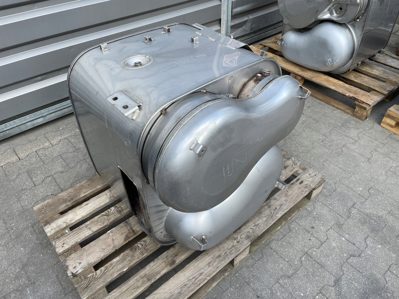 KATALIZATOR MAN TGX TGS EURO 6 DPF TŁUMIK WYDECH 81151036131 - Catalytic converter for Truck: picture 3 KATALIZATOR MAN TGX TGS EURO 6 DPF TŁUMIK WYDECH 81151036131 - Catalytic converter for Truck: picture 3