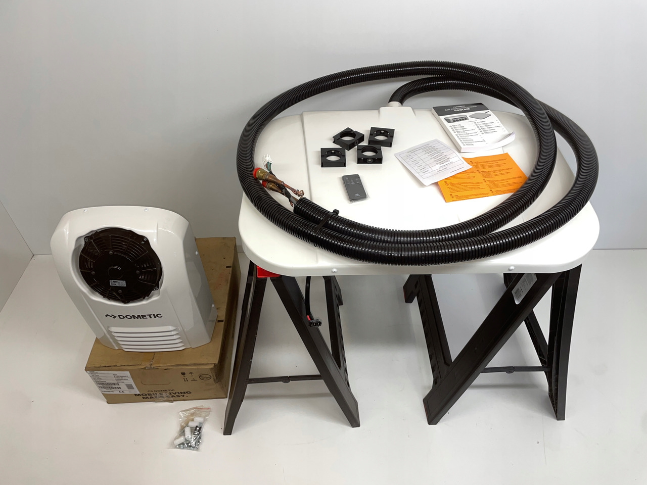 KLIMATYZACJA POSTOJOWA DOMETIC SP950T SP 950 T MAN SCANIA VOLVO - NOWA - - A/C compressor for Truck: picture 2 KLIMATYZACJA POSTOJOWA DOMETIC SP950T SP 950 T MAN SCANIA VOLVO - NOWA - - A/C compressor for Truck: picture 2