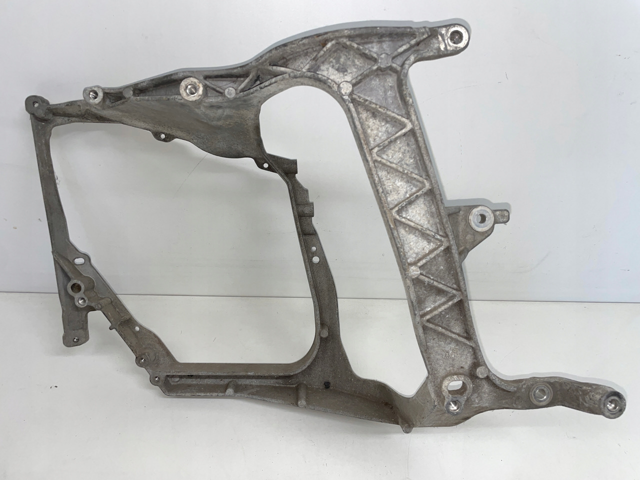 WSPORNIK REFLEKTORA DAF 106 XF PRAWY MOCOWANIE - Body and exterior: picture 1 WSPORNIK REFLEKTORA DAF 106 XF PRAWY MOCOWANIE - Body and exterior: picture 1