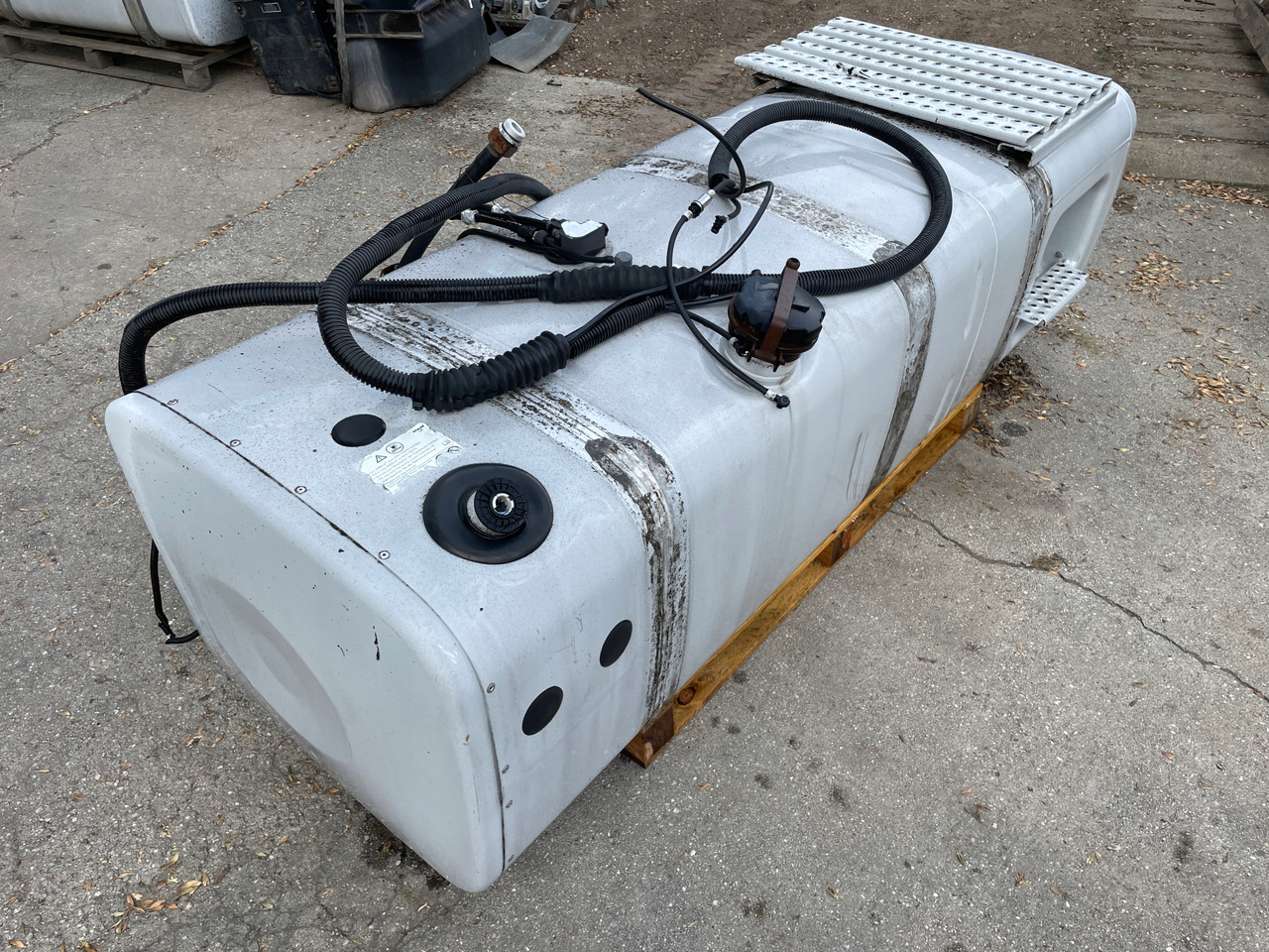 ZBIORNIK PALIWA 595L 75 ADBLUE LOW DECK MAN TGA TGX TGS 2003382 - Fuel tank for Truck: picture 2 ZBIORNIK PALIWA 595L 75 ADBLUE LOW DECK MAN TGA TGX TGS 2003382 - Fuel tank for Truck: picture 2