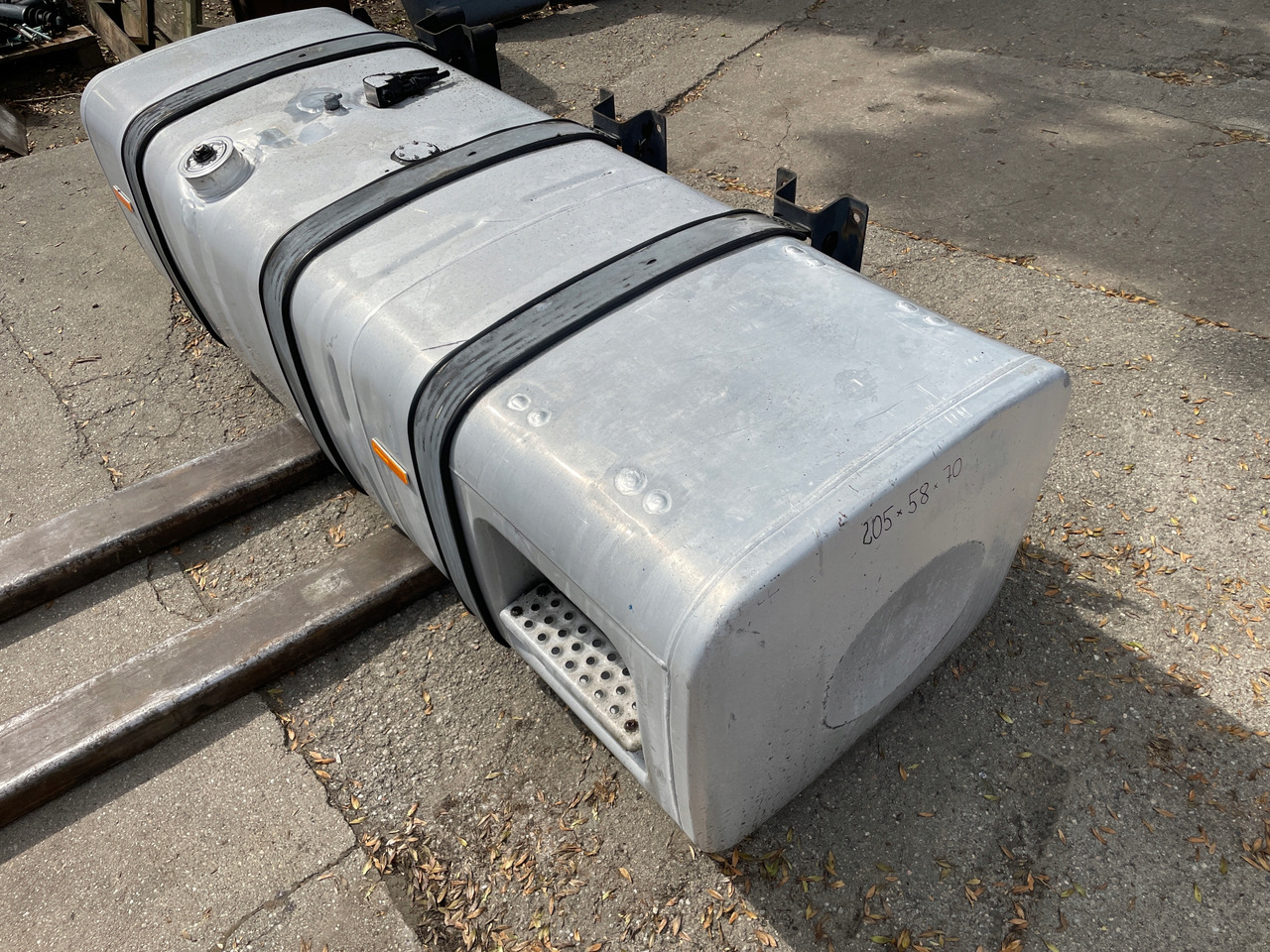 ZBIORNIK PALIWA 710 L MAN TGA TGX TGS 81.12201-6448 - Fuel tank for Truck: picture 2 ZBIORNIK PALIWA 710 L MAN TGA TGX TGS 81.12201-6448 - Fuel tank for Truck: picture 2