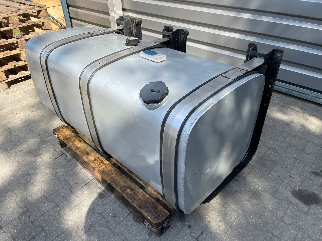 ZBIORNIK PALIWA MAN F 2000, F90 TGA TGX TGS 600 , 700 L - Fuel tank for Truck: picture 4 ZBIORNIK PALIWA MAN F 2000, F90 TGA TGX TGS 600 , 700 L - Fuel tank for Truck: picture 4