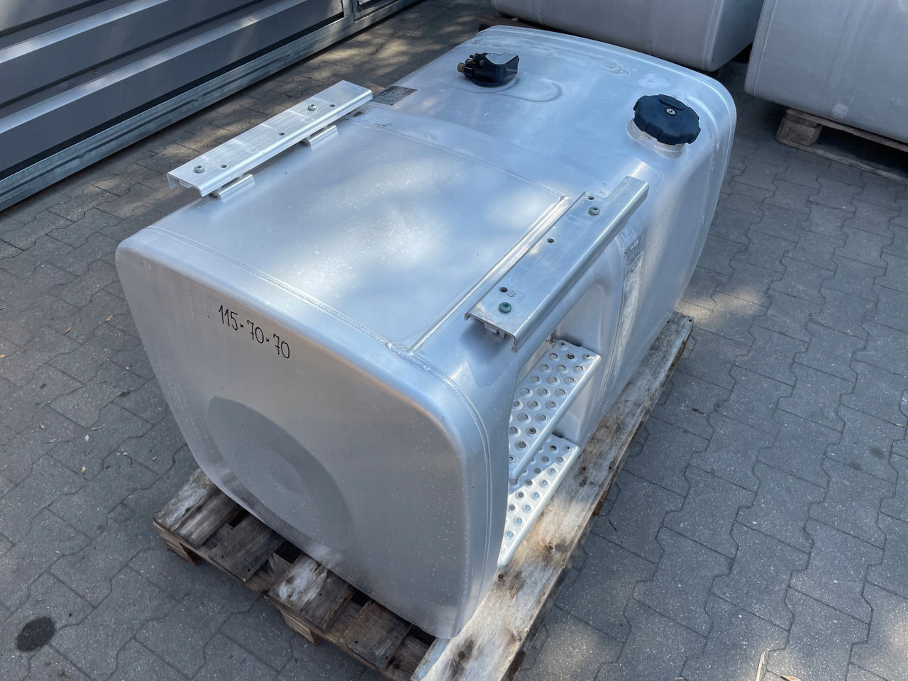ZBIORNIK PALIWA MAN TGA TGX TGS 460 L 81122016831 - Fuel tank for Truck: picture 2 ZBIORNIK PALIWA MAN TGA TGX TGS 460 L 81122016831 - Fuel tank for Truck: picture 2