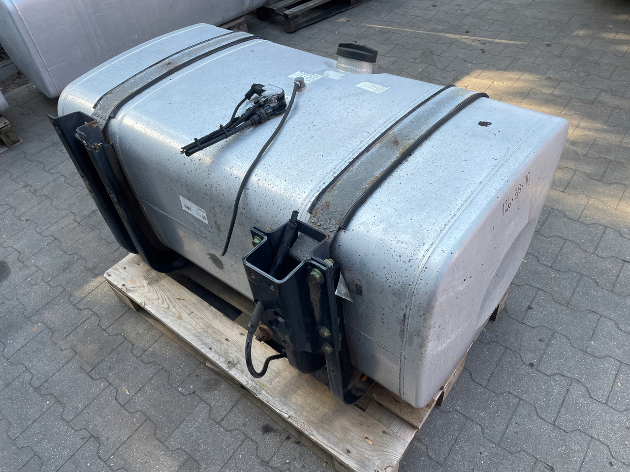 ZBIORNIK PALIWA MAN TGA TGX TGS 480 L LOW DECK 81122015841 - Fuel tank for Truck: picture 5 ZBIORNIK PALIWA MAN TGA TGX TGS 480 L LOW DECK 81122015841 - Fuel tank for Truck: picture 5