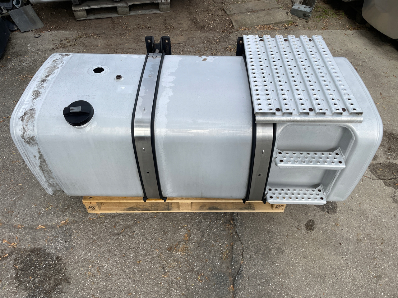 ZBIORNIK PALIWA MAN TGX TGS TGA 590 L 81122015663 - Fuel tank for Truck: picture 1 ZBIORNIK PALIWA MAN TGX TGS TGA 590 L 81122015663 - Fuel tank for Truck: picture 1